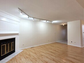 1376 Longacre Ln in Wheeling, IL - Building Photo - Building Photo