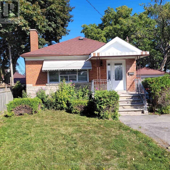 181 Flora Dr in Toronto, ON - Building Photo