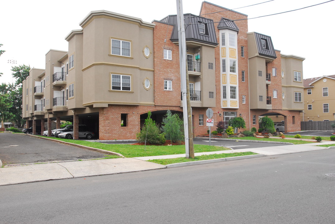 Maple Bay Estates in Elizabeth, NJ - Building Photo