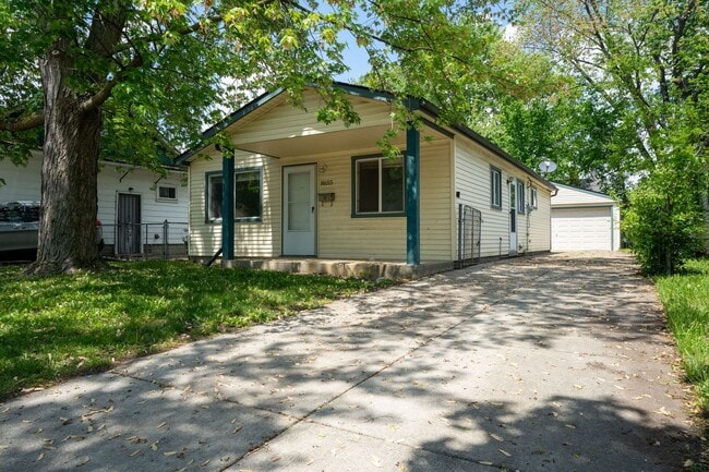 8655 Chalmers Ave in Warren, MI - Building Photo - Building Photo