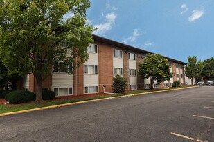 Colonial Place Apartments in Lansing, MI - Building Photo