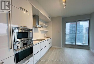 2221 Yonge St in Toronto, ON - Building Photo - Building Photo