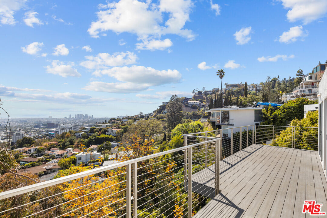 1540 Marlay Dr in Los Angeles, CA - Building Photo