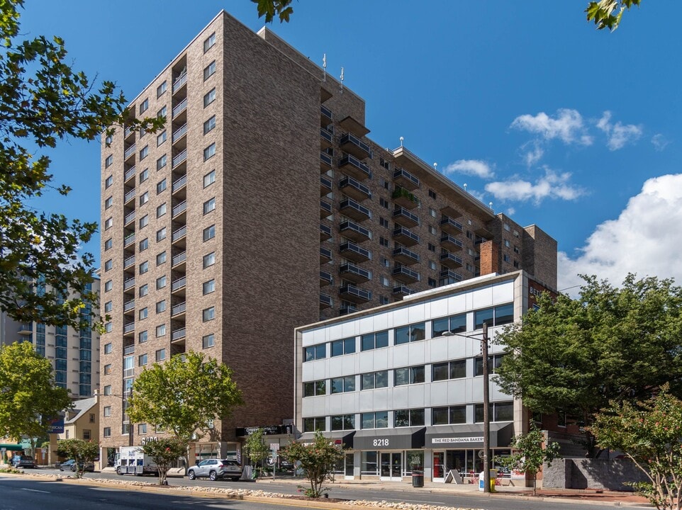 8200W Apartments in Bethesda, MD - Building Photo