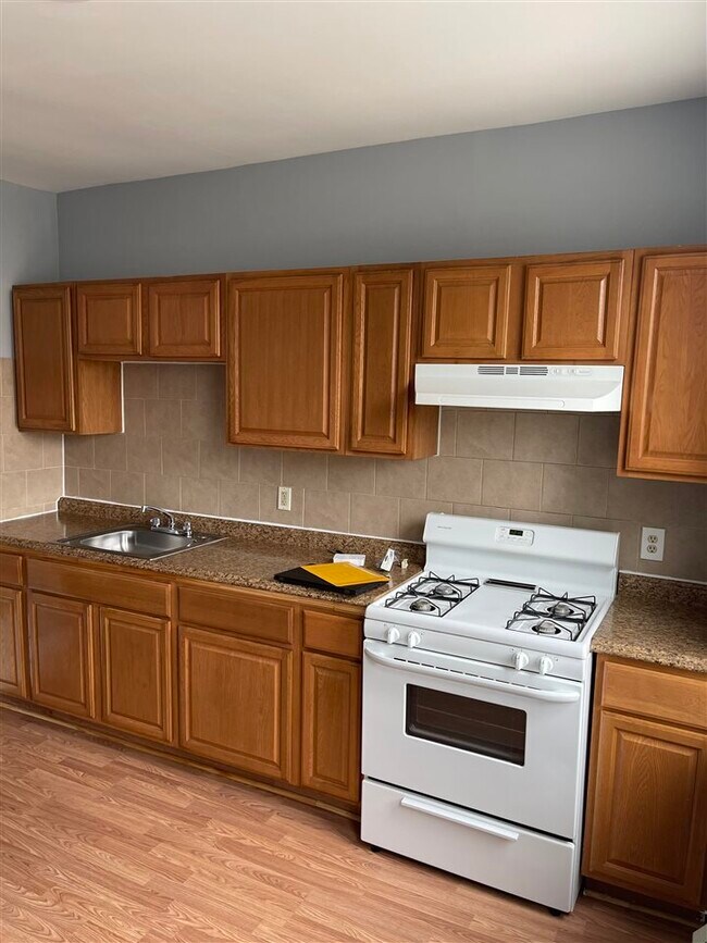 24 Eastern Pkwy in Jersey City, NJ - Building Photo - Building Photo