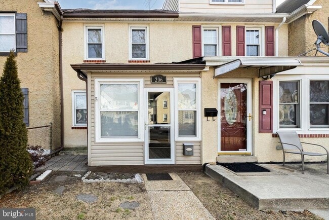 206 Paris Ave in Brooklawn, NJ - Foto de edificio - Building Photo
