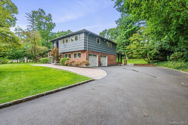26 Redbrook Rd in Kings Point, NY - Building Photo - Building Photo