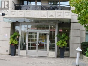 2325 Central Park Dr in Oakville, ON - Building Photo - Building Photo