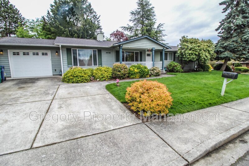 14204 82nd Ave NE in Kirkland, WA - Building Photo