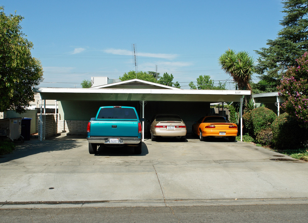 3115 N Adoline Ave in Fresno, CA - Foto de edificio