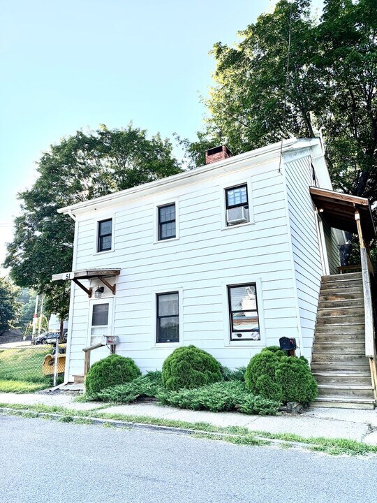 51 W Union St in Kingston, NY - Building Photo