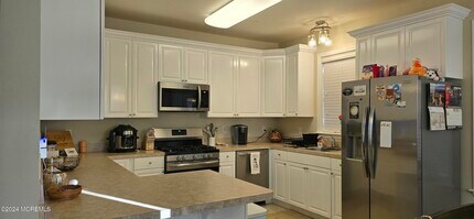 713 Mill Pond Wy in Eatontown, NJ - Building Photo - Building Photo