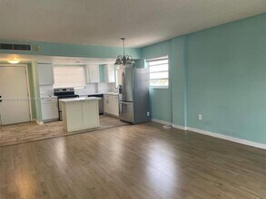 16410 Miami Dr in North Miami Beach, FL - Building Photo - Building Photo