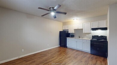 500 Foch St, Unit 10 in Bryan, TX - Building Photo - Building Photo