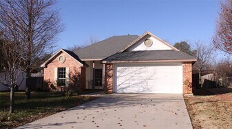 1916 Bernard St in Denton, TX - Building Photo