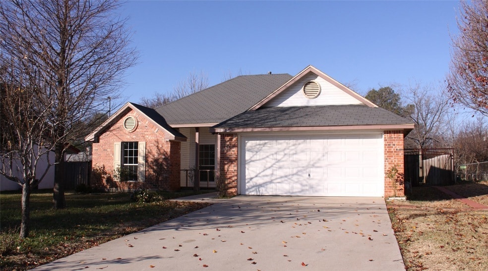 1916 Bernard St in Denton, TX - Building Photo