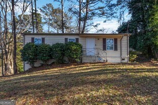 2361 Swallow Cir SE in Atlanta, GA - Building Photo