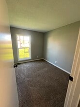 1213 W Mack Ave, Unit Apartment B in Marion, IL - Building Photo - Building Photo