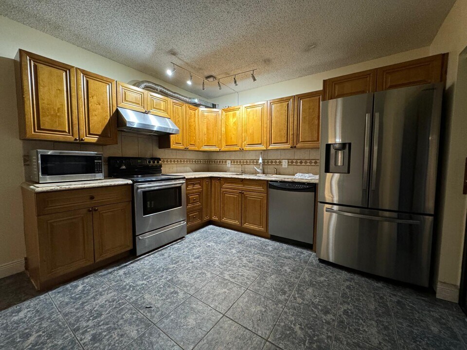 2311 23rd Ln in Palm Beach Gardens, FL - Building Photo