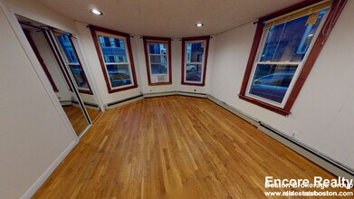 5 Oswald St, Unit #1 in Boston, MA - Foto de edificio - Building Photo