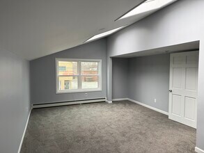 4063 Union Rd, Unit Front Apartment in Buffalo, NY - Foto de edificio - Building Photo