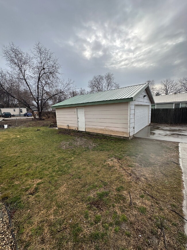 property at 412 N 5th St