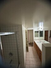 404 Stephens Dr, Unit B in Bakersfield, CA - Foto de edificio - Building Photo