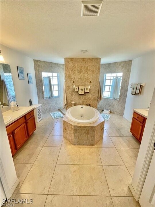 2400 NW 29th St in Cape Coral, FL - Building Photo