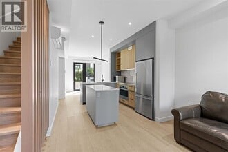 606 Foster Ave in Coquitlam, BC - Building Photo - Building Photo