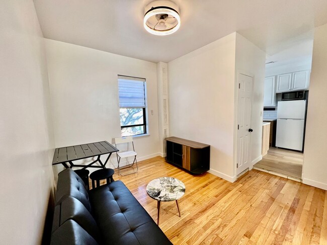 21-37 33rd Street, 3E in Queens, NY - Building Photo - Building Photo