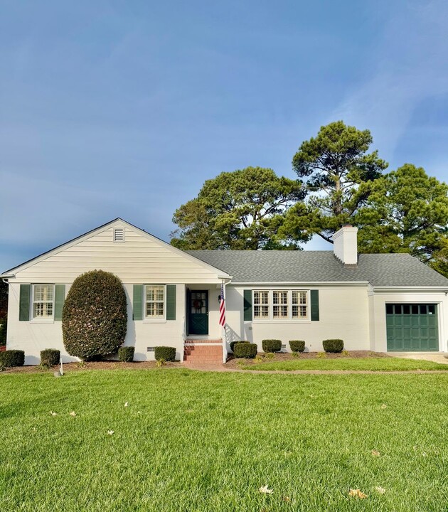 1104 Abingdon Rd in Virginia Beach, VA - Building Photo