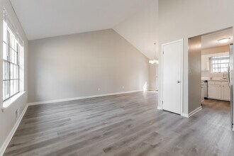 6207 Radford Dr in Riverdale, GA - Foto de edificio - Building Photo