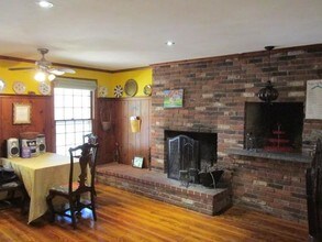 545 Simsbury Rd in Bloomfield, CT - Foto de edificio - Building Photo
