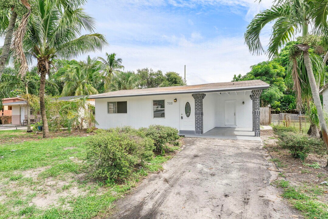 700 NW 2nd Terrace in Deerfield Beach, FL - Building Photo