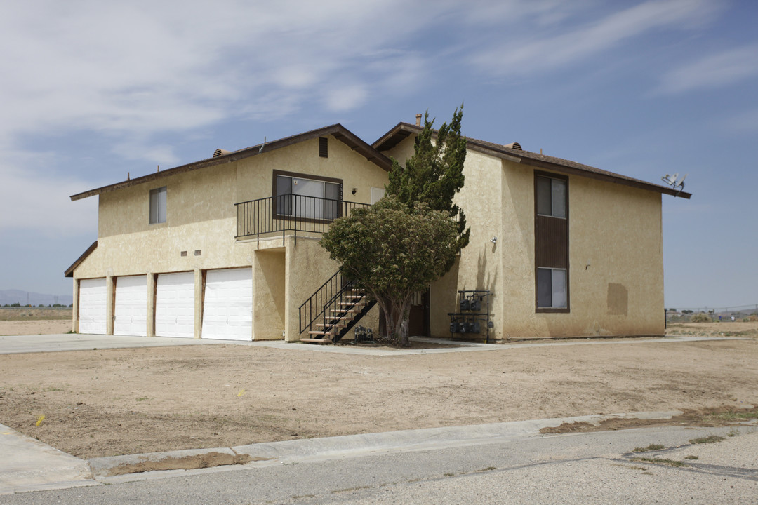 18149-18155 Mimosa Rd in Adelanto, CA - Building Photo