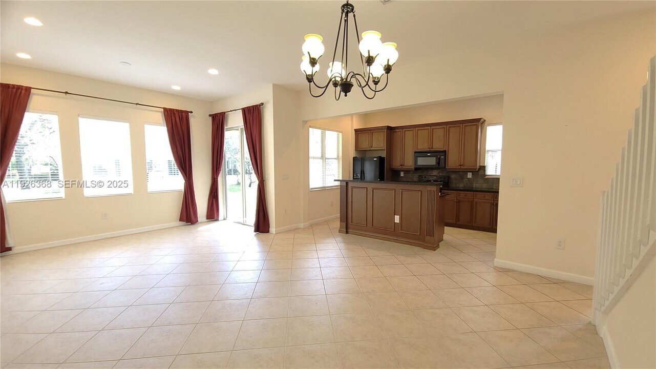 6033 NW 118th Dr in Coral Springs, FL - Foto de edificio