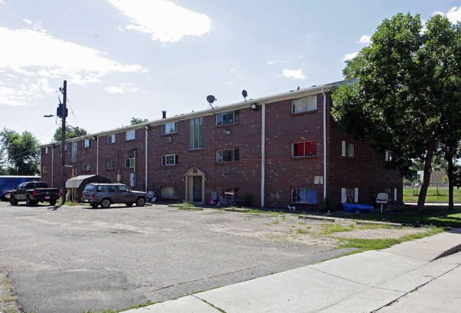 Village West Apartments in Lakewood, CO - Building Photo - Building Photo