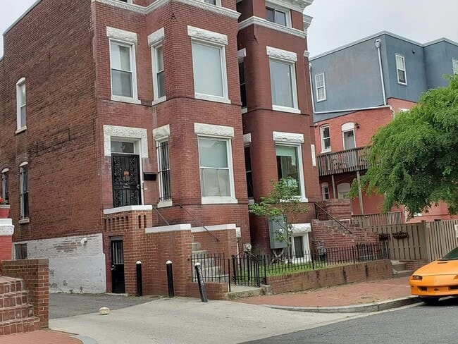 property at 80 Seaton Pl NW