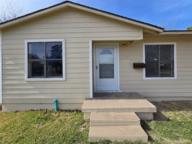 12121 Hoblitzelle Dr in Dallas, TX - Building Photo - Building Photo