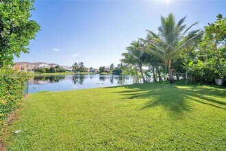 1561 NW 159th Ave, Unit 2 in Pembroke Pines, FL - Building Photo - Building Photo