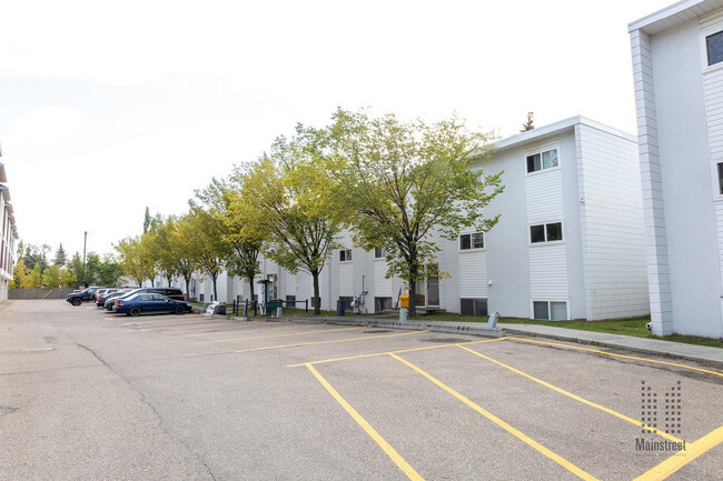 Youngstown Townhomes and Apartments in Edmonton, AB - Building Photo - Building Photo