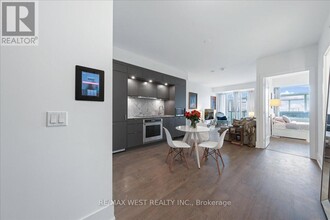 470-2470 Front St W in Toronto, ON - Building Photo - Building Photo