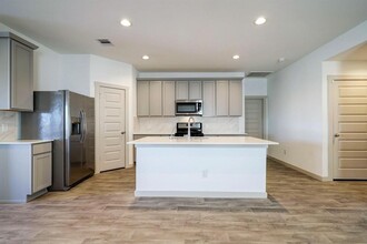 8051 Black Forest Ln in Arcola, TX - Foto de edificio - Building Photo