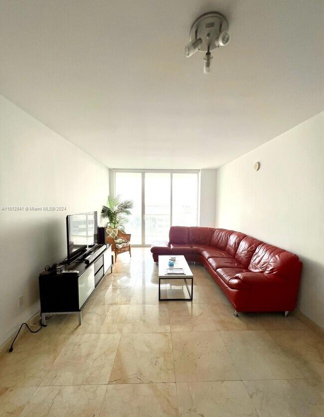 218 SE 14th St in Miami, FL - Foto de edificio - Building Photo