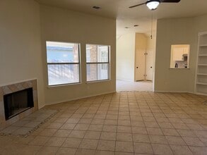 8107 Valley Trl in San Antonio, TX - Foto de edificio - Building Photo