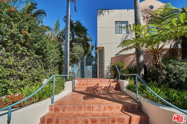 913 18th St in Santa Monica, CA - Building Photo - Building Photo