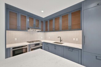 2 Shore Ln in Jersey City, NJ - Building Photo - Building Photo