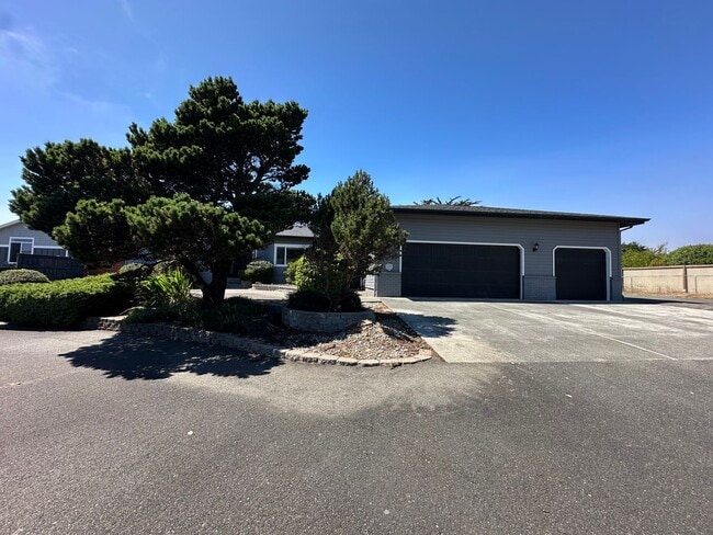 3200 Natalie Way in Bandon, OR - Building Photo - Building Photo