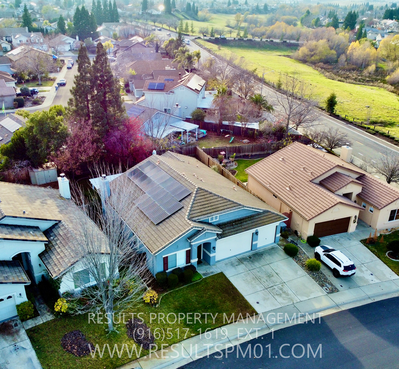 2302 Holly Dr in Rocklin, CA - Building Photo