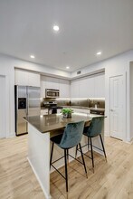 2137 Pelham Dr, Unit SI FL1-ID1028899P in Houston, TX - Foto de edificio - Building Photo